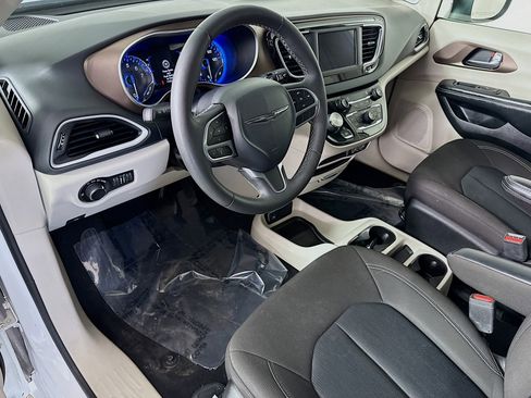 Used 2022 Chrysler Voyager LX image 23