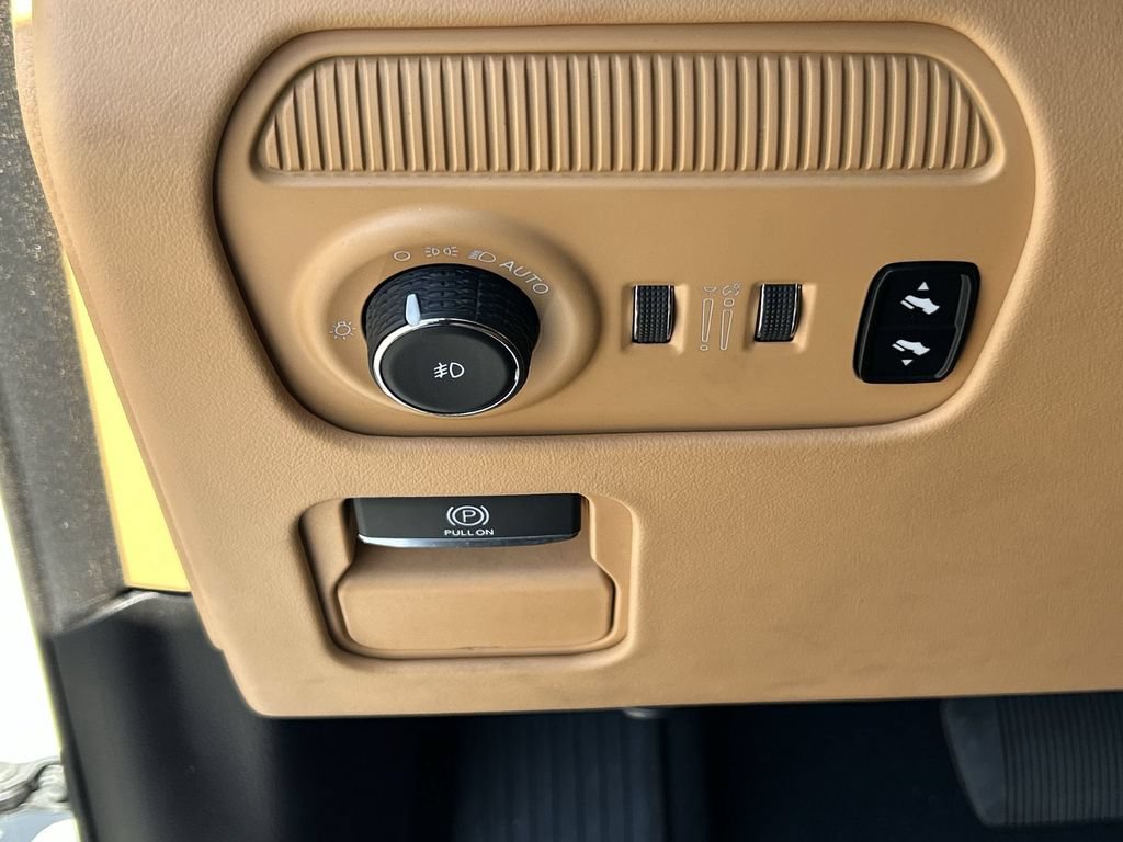 Used 2024 Jeep Grand Wagoneer Series III w/ Rear Seat Video Group 1 AWD/4WD image 18