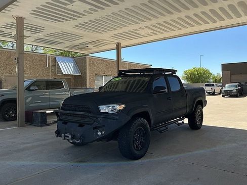 Used 2017 Toyota Tacoma TRD Off-Road image 1