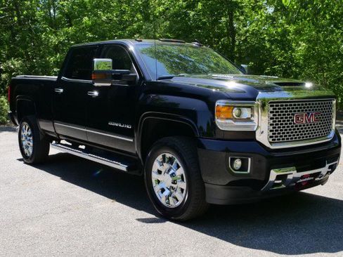 Used 2017 GMC Sierra 2500 Denali w/ Duramax Plus Package AWD/4WD image 4