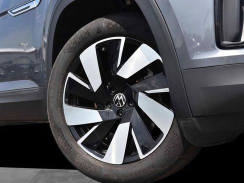 Used 2025 Volkswagen Atlas Cross Sport SE AWD/4WD image 3