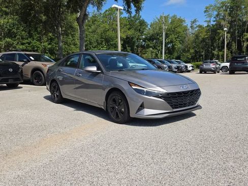 Used 2023 Hyundai Elantra SEL FWD image 2