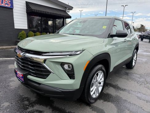 Used 2025 Chevrolet TrailBlazer LS w/ LS Convenience Package image 3