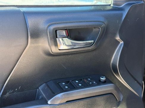 Used 2016 Toyota Tacoma TRD Sport image 18