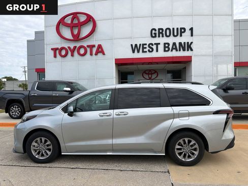 Used 2024 Toyota Sienna XLE FWD image 1