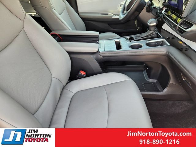 Used 2026 Toyota Sienna XLE FWD image 14