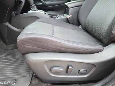 Used 2017 Nissan Rogue SV w/ SV Premium Package FWD image 18