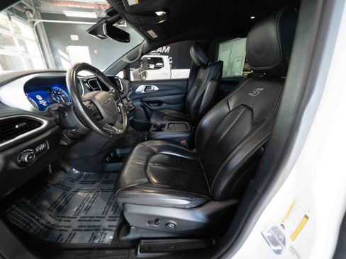 Used 2021 Chrysler Pacifica Touring-L w/ Uconnect Theater Family Group image 9