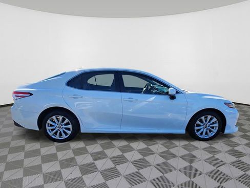 Used 2018 Toyota Camry LE image 6