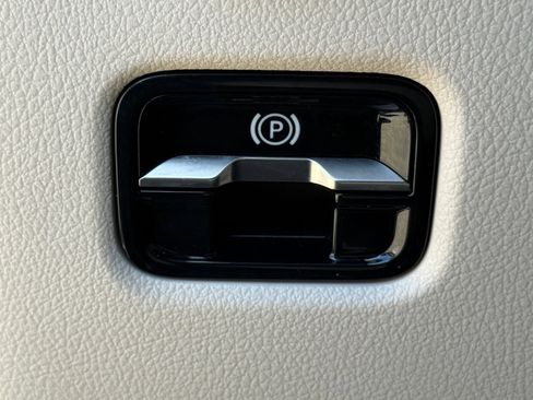 Used 2025 Mercedes-Benz C 300 Sedan image 28