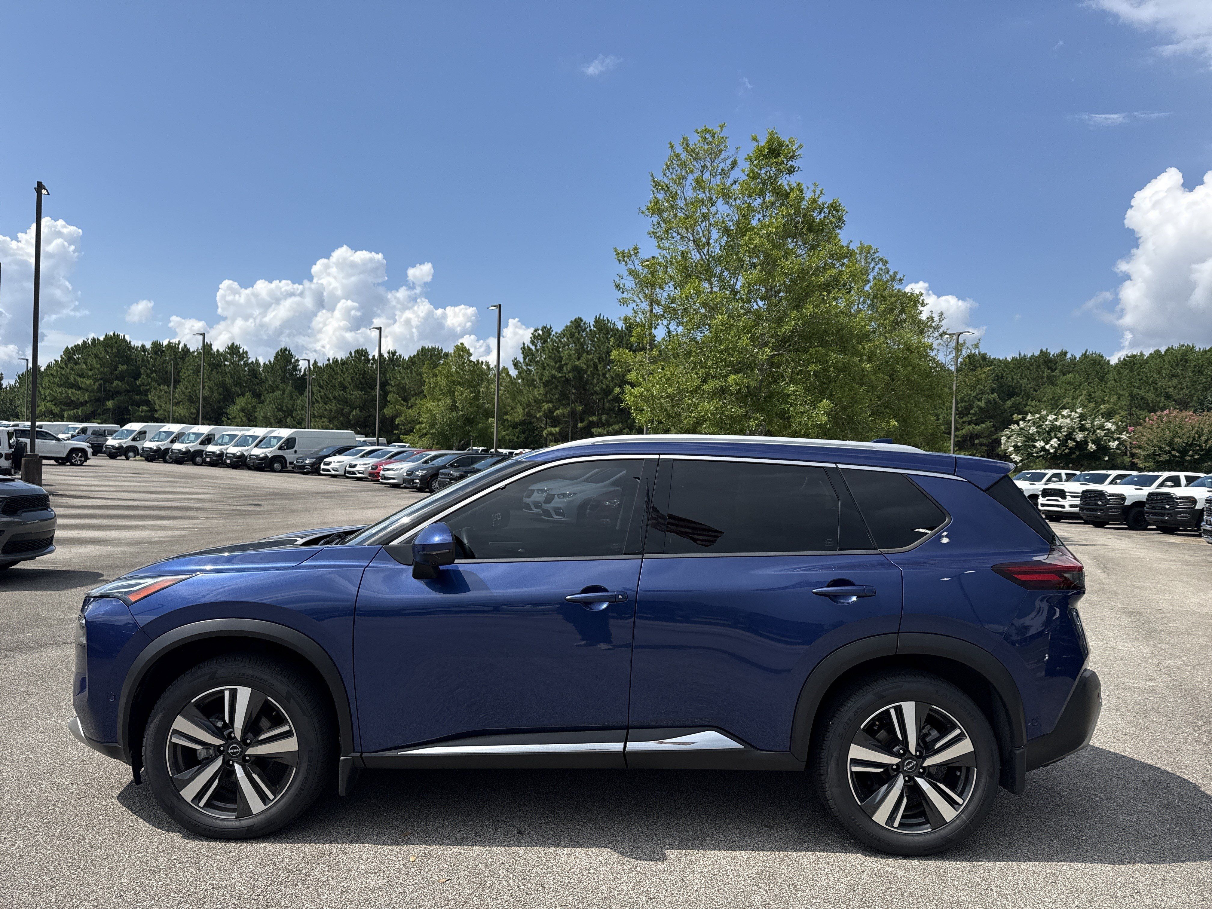 Used 2023 Nissan Rogue Platinum FWD image 4