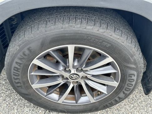 Used 2018 Toyota Highlander XLE image 23