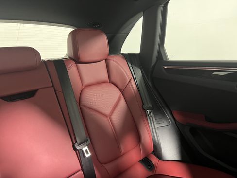Certified 2026 Porsche Macan AWD/4WD image 17