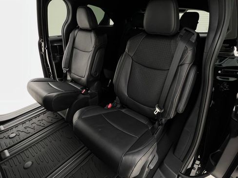 Used 2025 Toyota Sienna XLE Woodland Edition image 17