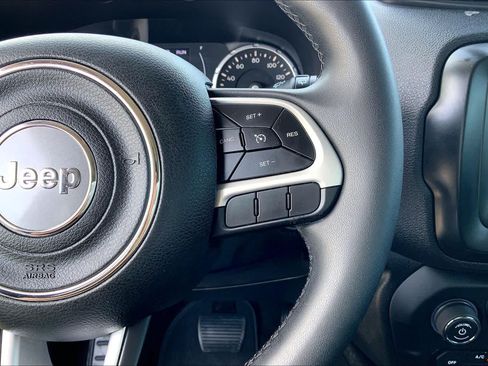 Used 2018 Jeep Renegade Latitude FWD image 24