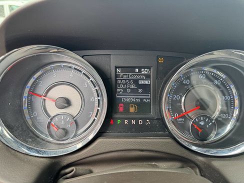 Used 2014 Chrysler Town & Country Touring-L image 17