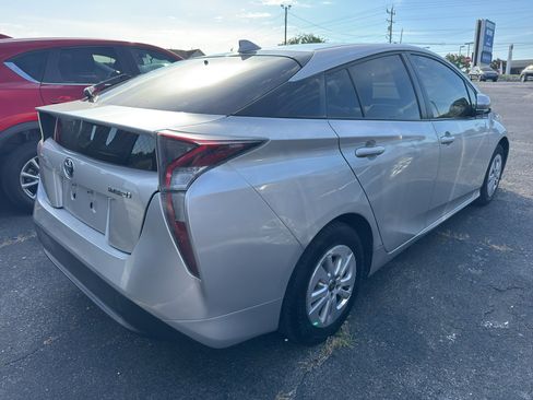 Used 2016 Toyota Prius Two w/ Preferred Accessory Package FWD image 2