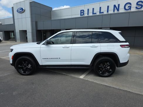 Used 2023 Jeep Grand Cherokee Altitude AWD/4WD image 2