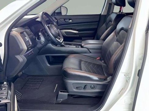 Used 2024 Nissan Pathfinder Platinum image 13