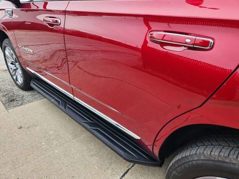 Used 2023 GMC Yukon SLT w/ SLT Luxury Package image 7