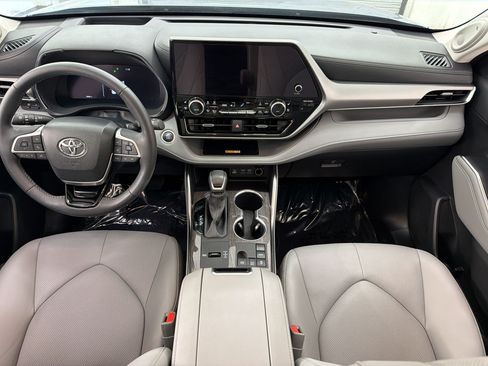 Used 2024 Toyota Highlander FWD image 17