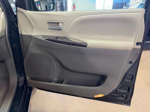 Used 2015 Toyota Sienna XLE Premium FWD image 28