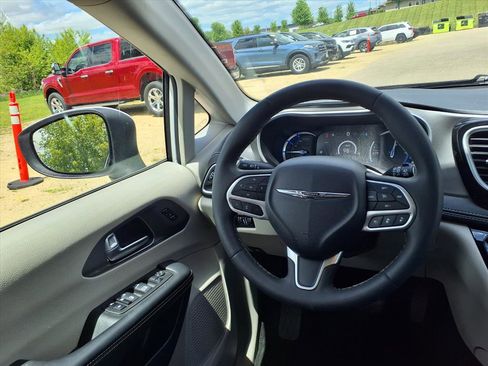 Used 2023 Chrysler Pacifica Touring-L FWD image 21
