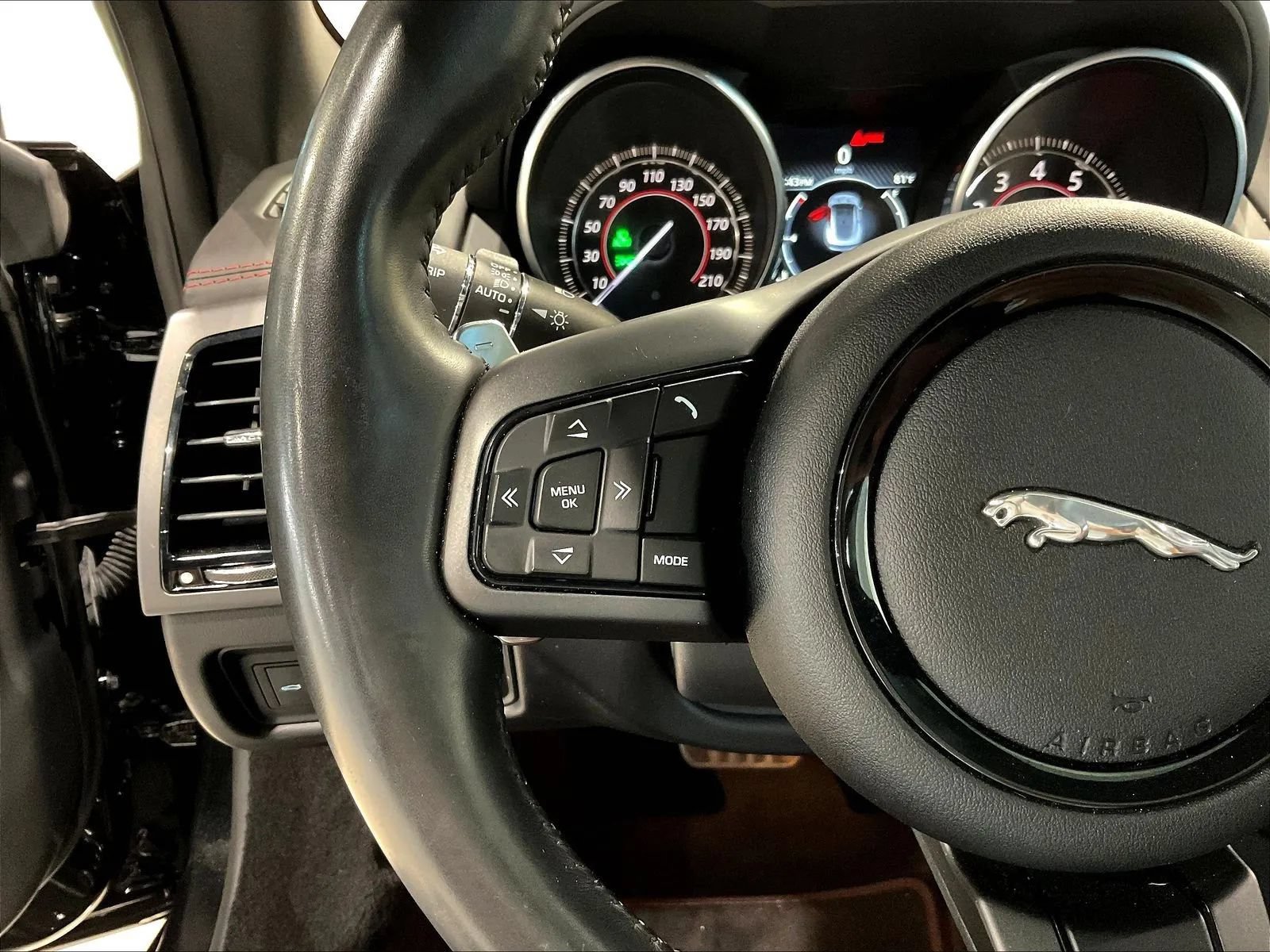 Used 2017 Jaguar F-TYPE R AWD/4WD image 18