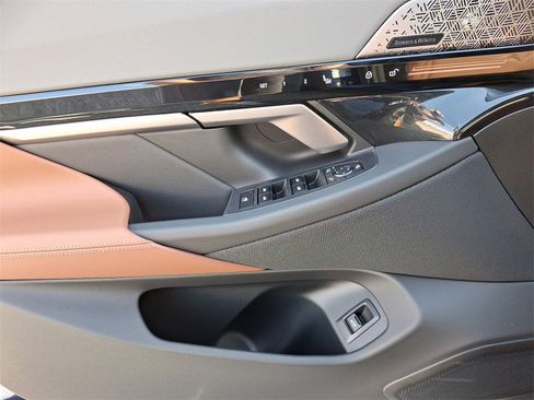 Used 2025 BMW 530i xDrive w/ Premium Package image 11