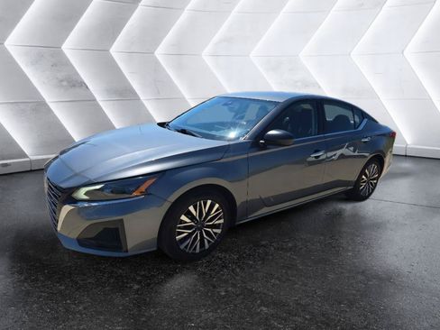 Used 2025 Nissan Altima 2.5 SV FWD image 1