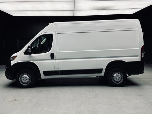 Used 2025 RAM ProMaster 2500 w/ Convenience Group FWD image 4