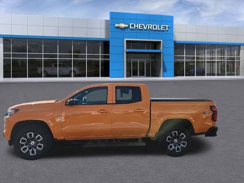 Used 2025 Chevrolet Colorado Z71 w/ Technology Package AWD/4WD image 2