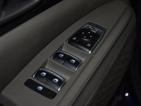 Used 2025 Kia Carnival FWD image 25