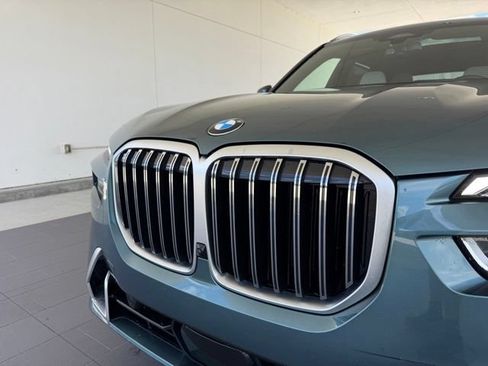 Used 2025 BMW X7 xDrive40i w/ Premium Package AWD/4WD image 3