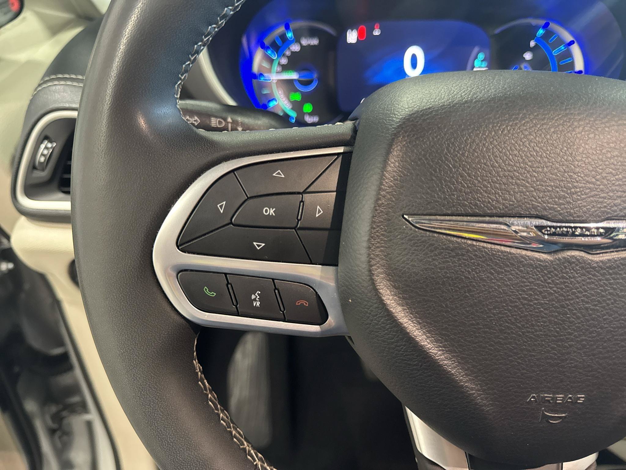 Used 2024 Chrysler Pacifica Limited FWD image 23