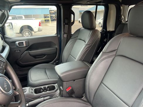 Used 2025 Jeep Gladiator Nighthawk image 8