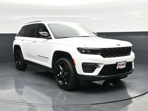 Used 2025 Jeep Grand Cherokee Limited w/ Black Appearance Package AWD/4WD image 6
