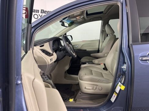 Used 2015 Toyota Sienna XLE image 3