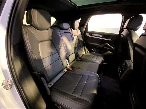 Used 2025 Porsche Cayenne image 23