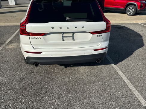Used 2021 Volvo XC60 T5 Momentum image 3