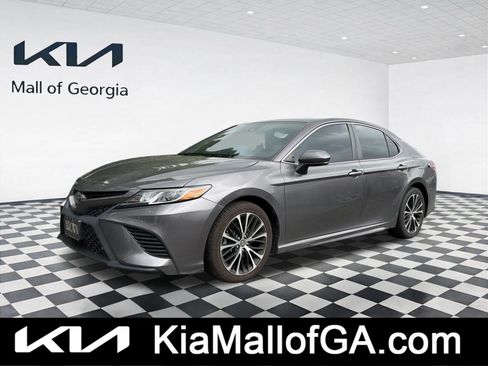 Used 2020 Toyota Camry SE FWD image 1