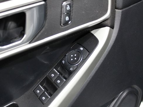 Used 2020 Ford Explorer XLT image 18