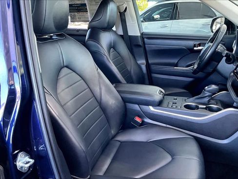 Used 2023 Toyota Highlander XLE image 8