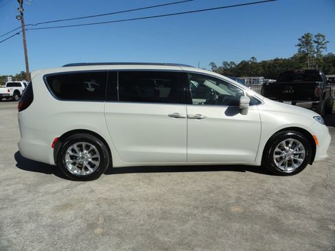 Used 2021 Chrysler Pacifica Touring-L w/ Premium & Safety Sphere Group image 5
