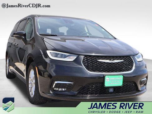 Used 2024 Chrysler Pacifica Touring-L image 6