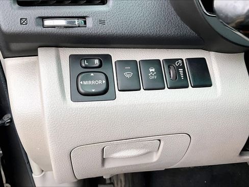 Used 2012 Toyota Highlander FWD w/ Cold Weather Pkg image 30