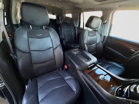 Used 2017 Cadillac Escalade Luxury AWD/4WD image 23