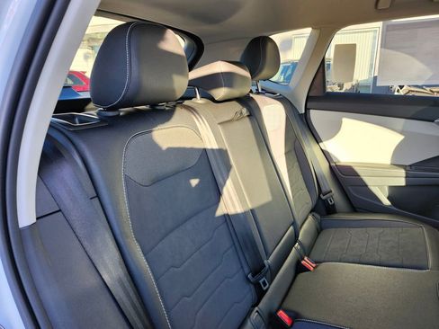 New 2026 Volkswagen Taos SE image 16