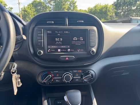 Used 2025 Kia Soul LX w/ LX Technology Package FWD image 17