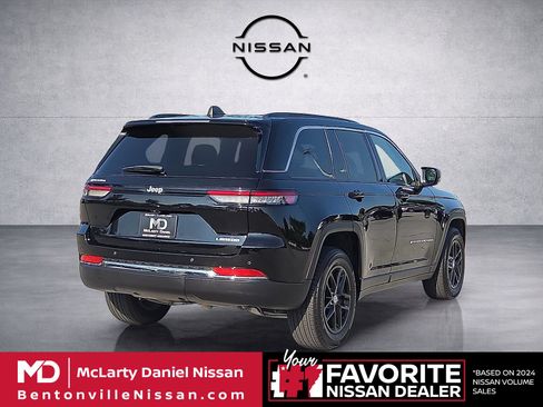Used 2024 Jeep Grand Cherokee Laredo X RWD image 5